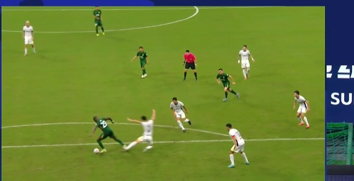 pg经典玩法-中超争议判罚！法比奥造点，三镇球员集体不满，VAR介入5分钟