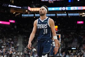 pg老虎机-状态一般般！克莱半场出战12分钟 三分4中1仅拿3分2板1助