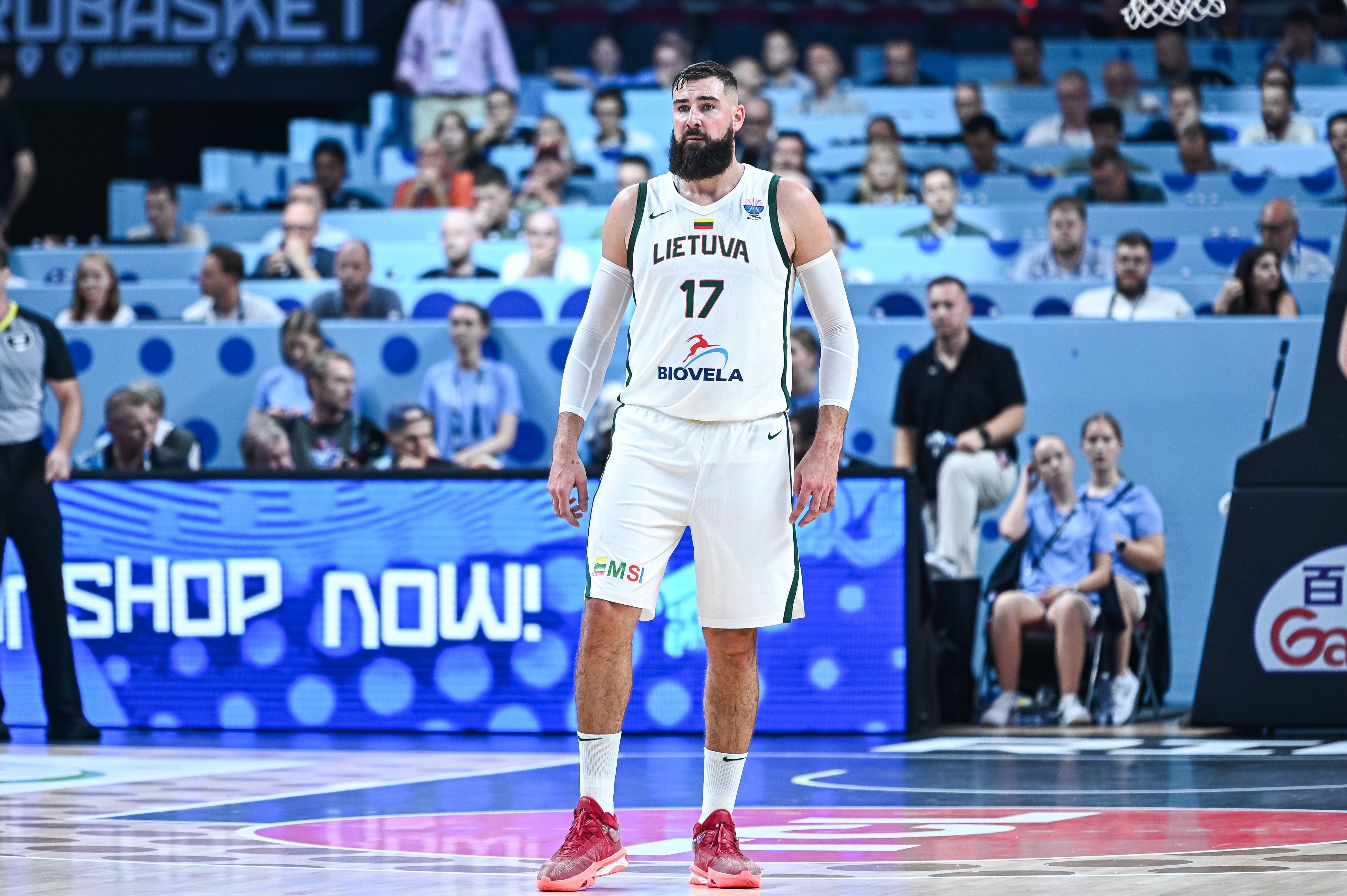 pg老虎机-瓦兰丘纳斯高效依旧：场均19.4分钟贡献15.7分6.7篮板，国家队核心地位稳固